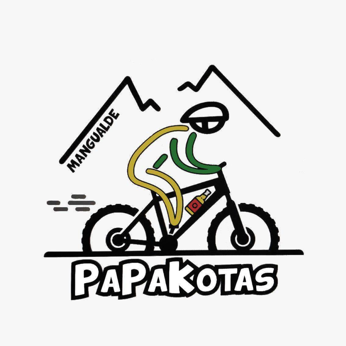 Logótipo PapaKotas: um ciclista de BTT com capacete à frente de duas montanhas, com a palavra Mangualde